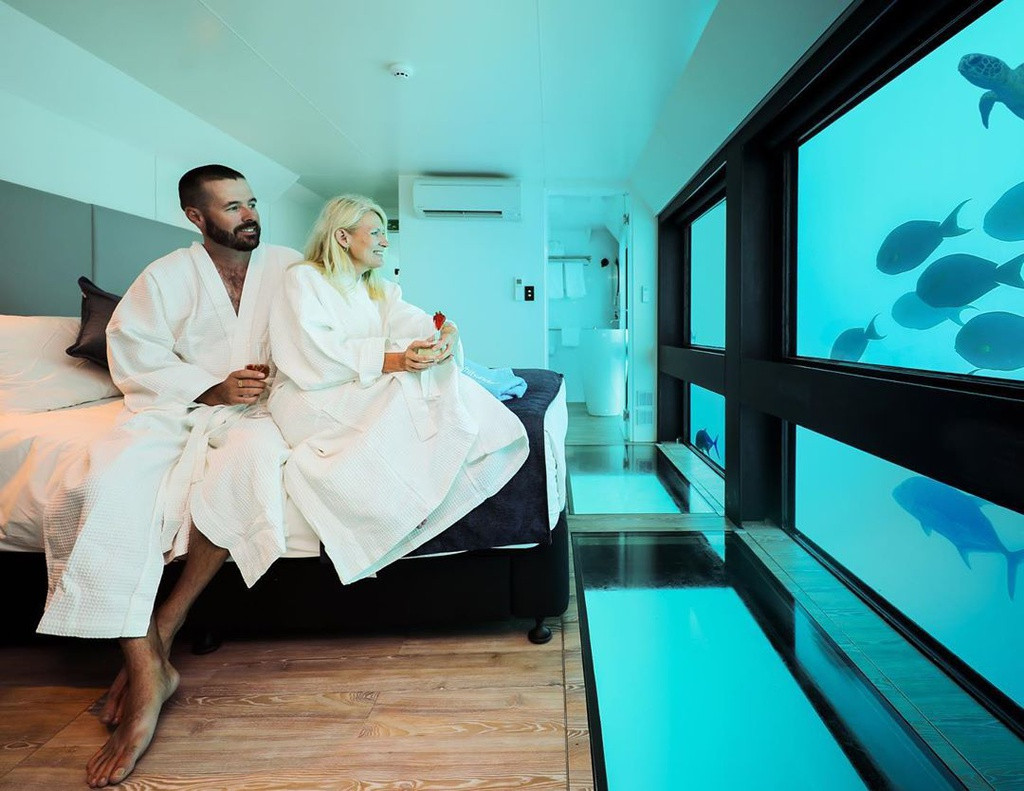 Theo tờThe Sun và Traveller, khách sạn này được xây dựng với tổng kinh phí hơn 5,24 triệu bảng (khoảng 157 tỷ đồng). Đặt phòng tại khách sạn này, bạn sẽ có cơ hội chiêm ngưỡng thế giới đại dương qua lớp kính trong suốt bao bọc xung quanh. Ảnh:Destinationqld.