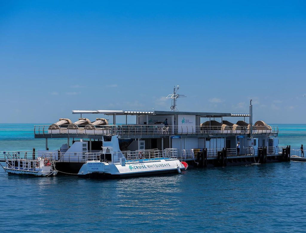 Reefsuites là khách sạn dưới nước đầu tiên của Australia, có vị trí nằm ở vùng vịnh Great Barrier Reef. Ngay khi hoàn thành, khách sạn này đã gây chú ý trên toàn thế giới nhờ sở hữu thiết kế độc đáo, lạ mắt. Không chỉ được lặn biển, du khách đến lưu trú tại đây còn có cơ hội trải nghiệm cảm giác ngủ cùng cá. Ảnh:Destinationqld.