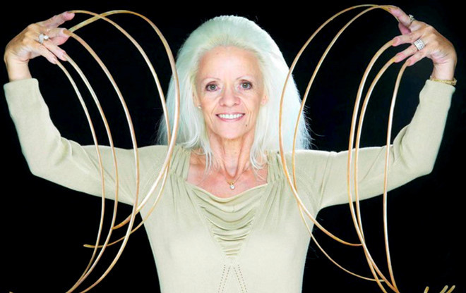 Móng tay dài nhất: Từ năm 1979, bà Lee Radmond, người Mỹ, quyết định không cắt móng tay mà nuôi dưỡng và chăm sóc chúng cẩn thận. Năm 2008, móng tay của bà có độ dài 8,65 m, được ghi vào kỷ lục Guiness người có móng tay dài nhất thế giới. Kỳ lạ hơn, bà Lee không cảm thấy vướng bận với những móng tay của mình. Bà còn là thợ làm tóc. Rất tiếc là bộ móng này đã bị gãy khi bà Lee gặp tai nạn ôtô vào đầu năm 2009. Ảnh: Bestimemath.