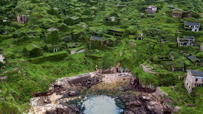 Houtouwan từng là một làng chài thịnh vượng, với hơn 3.000 cư dân vào thập niên 1980. Tuy nhiên, do vị trí xa xôi, hẻo lánh nên người dân trong làng dần chuyển đi vào những năm 90. (Ảnh: CNN)