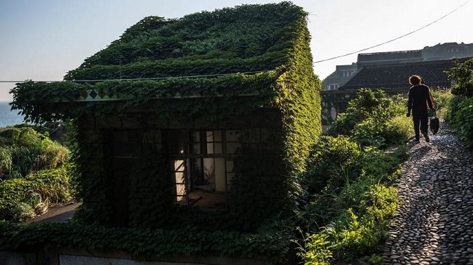 Lối đi nhỏ hẹp quanh co dẫn đến từng căn nhà cũ nát. (Ảnh: CNN)