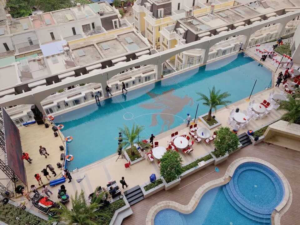 "Từ view nhà có thể nhìn xa thì thấy Bitexco, Landmark 81, nhìn xuống là view công viên và hồ bơi" - Phương Hằng bật mí.