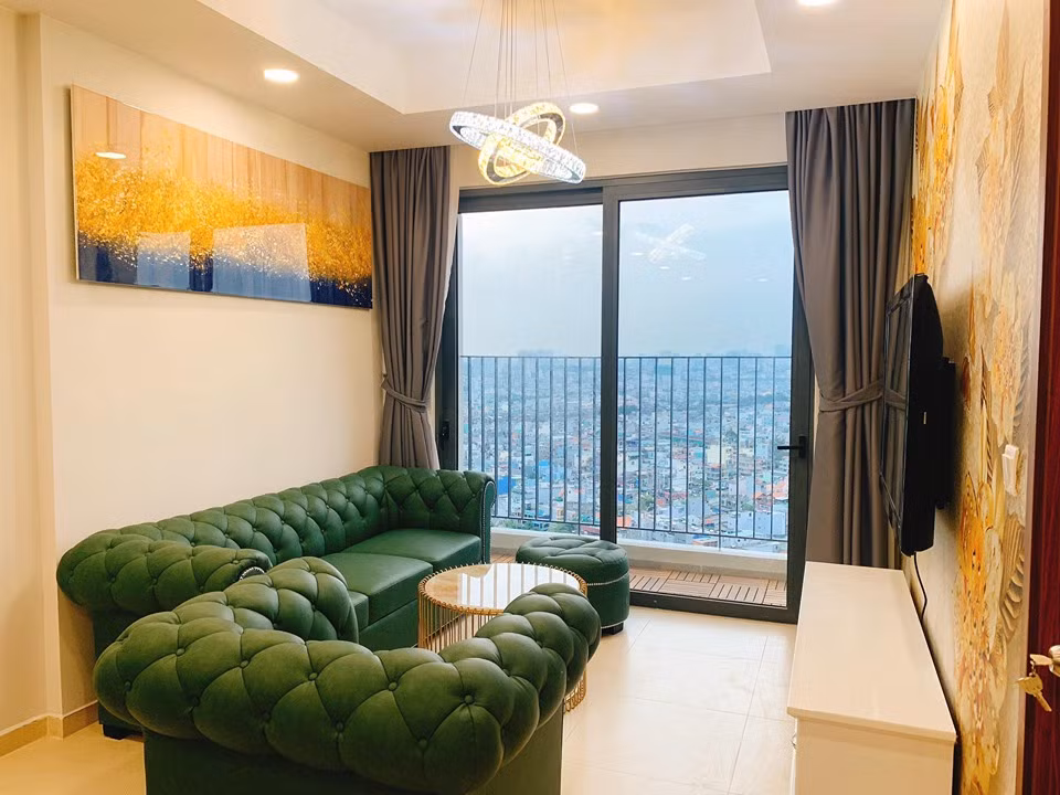 Phòng khách được bài trí gọn gàng, sang trọng với bộ ghế sofa mới cứng, mang lại cảm giác mát mắt.