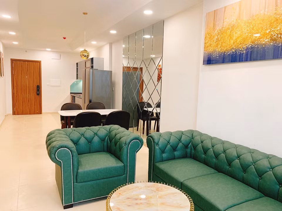 Phương Hằng chia sẻ: "Việc chọn nội thất cũng mất nhiều thời gian vì vừa phải trùng ngày thợ làm được mà cũng trùng ngày vợ chồng được nghỉ, không đi diễn nữa, mà mua chọn từng thứ riêng nên cũng mất 2 tháng mới xong".