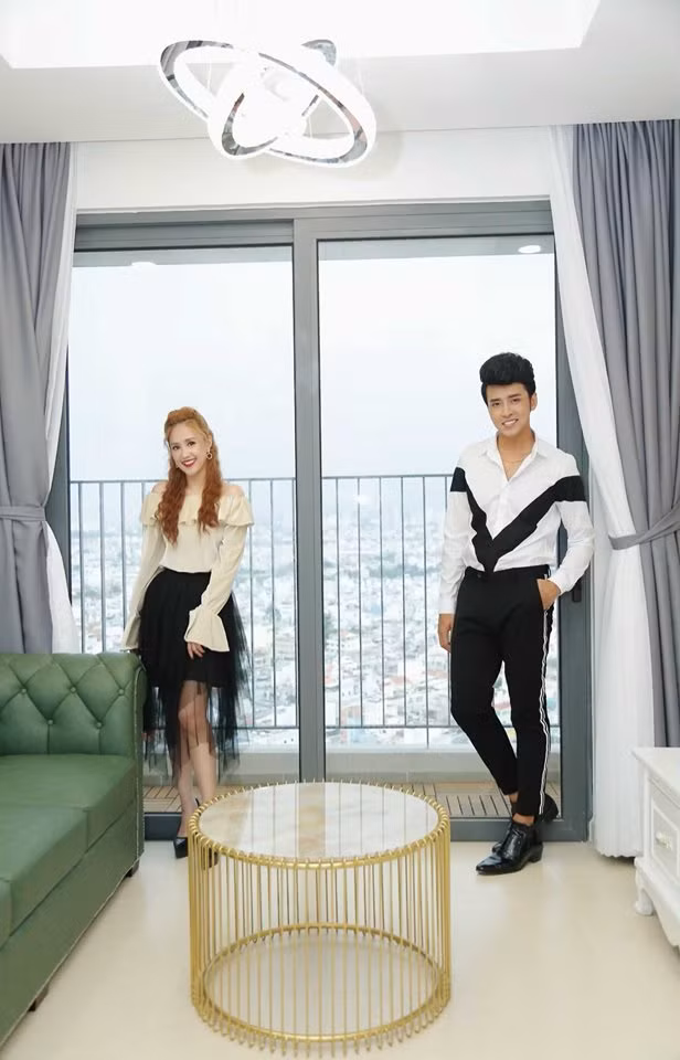 Hai vợ chồng Phương Hằng - Anh Tâm rất tâm đầu ý hợp. Cả hai đến với nhau từ những ngày còn gian khó. Mãi tới dịp gần đây, Phương Hằng mới tiết lộ chuyện đời sống riêng.