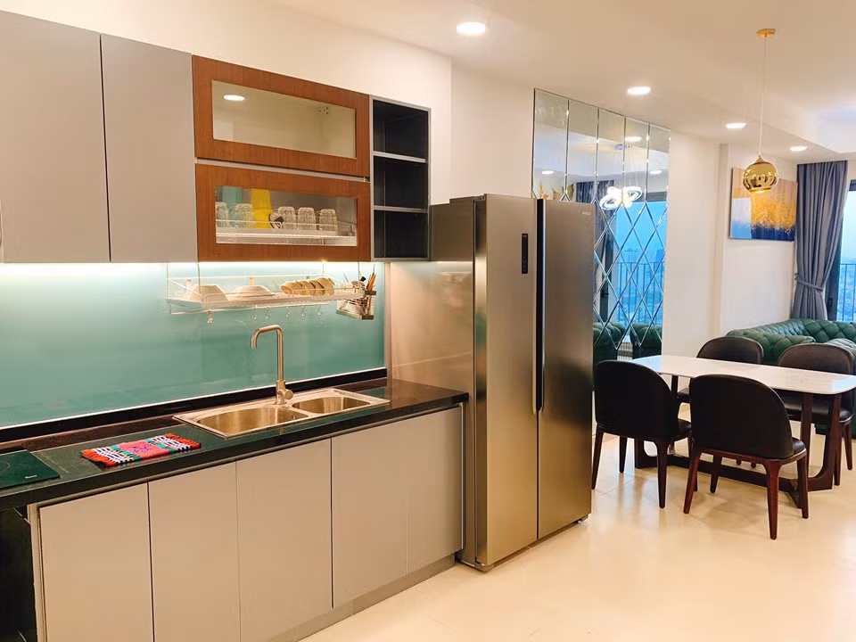 Khu vực nhà bếp tinh tươm, sạch sẽ, tiện lợi cho bà nội trợ.