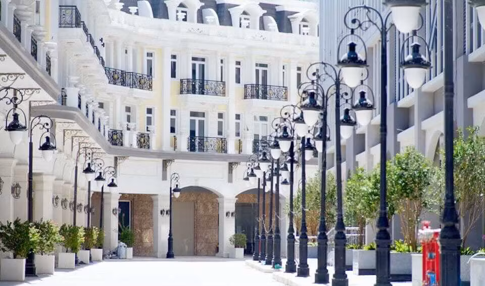 View nhà còn nhìn xuống được phố đi bộ giữa các dãy biệt thự. Nữ diễn viên chiều theo tâm lý của chồng: "Vì anh Tâm (ông xã) rất thích ngắm cảnh nên view tôi chọn là view đẹp nhất của toà nhà".