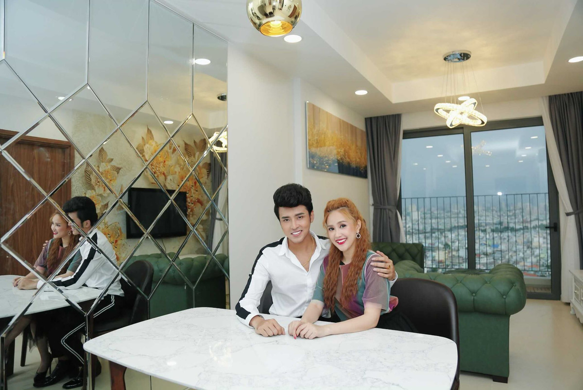 Nữ diễn viên Phương Hằng được biết đến qua vai cô em út trong phim truyền hình "Gạo nếp gạo tẻ". Ông xã của Phương Hằng là nam ca sĩ Anh Tâm. Trong dịp sinh nhật chồng, nữ diễn viên chia sẻ căn nhà mới có trị giá 2,6 tỷ đồng chính là món quà mà cô dành tặng chồng.