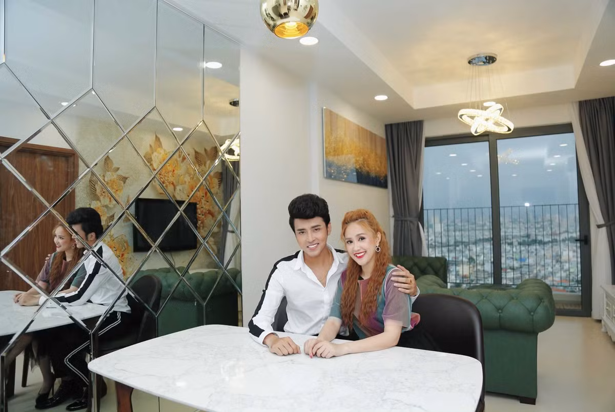 Nữ diễn viên Phương Hằng được biết đến qua vai cô em út trong phim truyền hình "Gạo nếp gạo tẻ". Ông xã của Phương Hằng là nam ca sĩ Anh Tâm. Trong dịp sinh nhật chồng, nữ diễn viên chia sẻ căn nhà mới có trị giá 2,6 tỷ đồng chính là món quà mà cô dành tặng chồng.