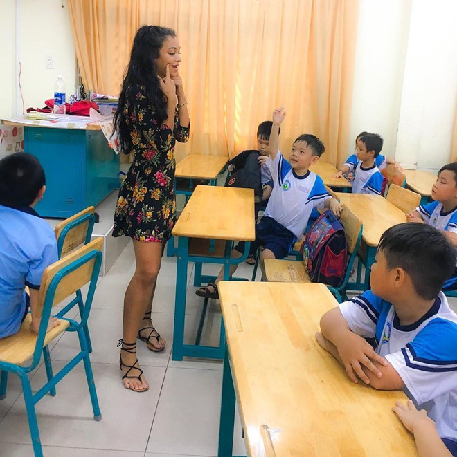 Hot girl này còn có thời gian dạy ngoại ngữ cho các em nhỏ ở Sài Gòn.