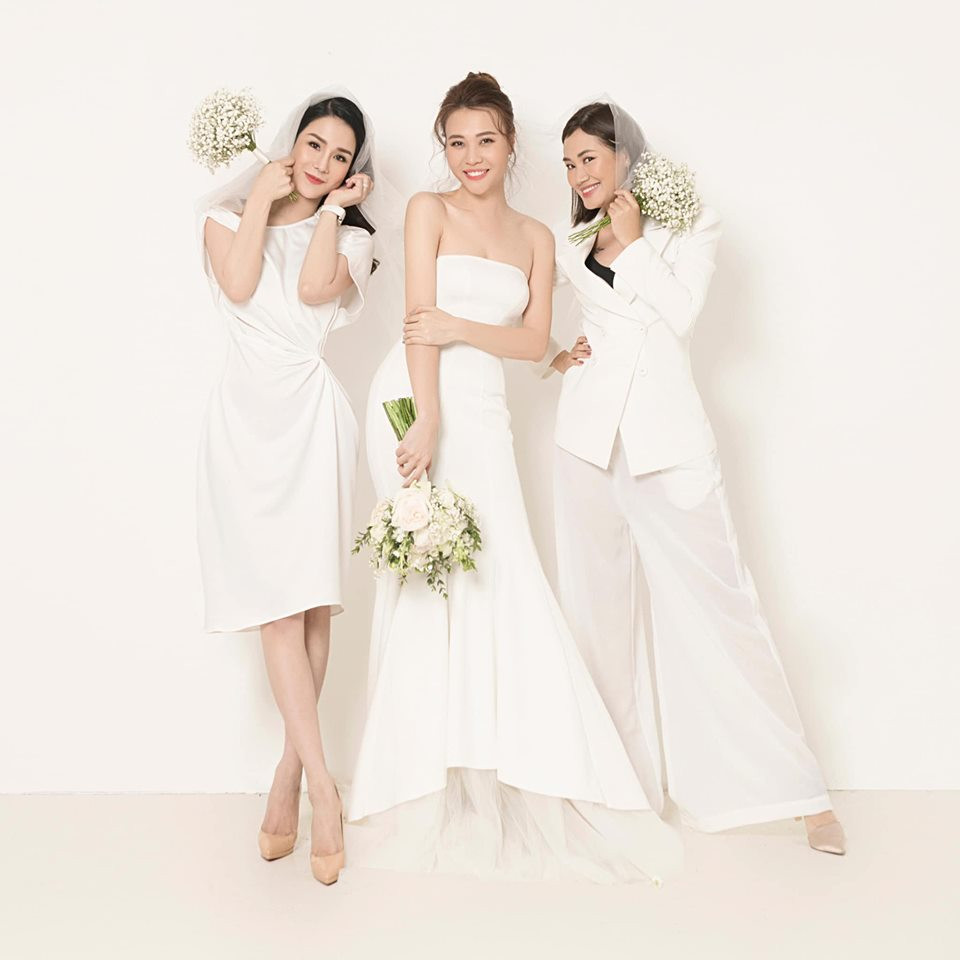 Hôm nay (28/7), Đàm Thu Trang và Cường Đô La chính thức về chung nhà sau thời gian yêu đương ngọt ngào. Đám cưới của cặp đôi sẽ diễn ra hoành tráng tại một trung tâm tổ chức sự kiện lớn ở TP.HCM. Trước giờ G, Diệp Lâm Anh - bạn thân của Đàm Thu Trang bất ngờ tiết lộ bí mật phía sau hậu trường. Bà bầu họ Diệp chia sẻ khoảnh khắc chụp ảnh cùng cô dâu Đàm Thu Trang và stylist Pông Chuẩn, nằm trong series ảnh cưới của bạn thân và Cường Đô La. Trong ảnh, Đàm Thu Trang xinh đẹp với váy trắng cúp ngực, cười rạng rỡ đứng giữa hai cô bạn thân.