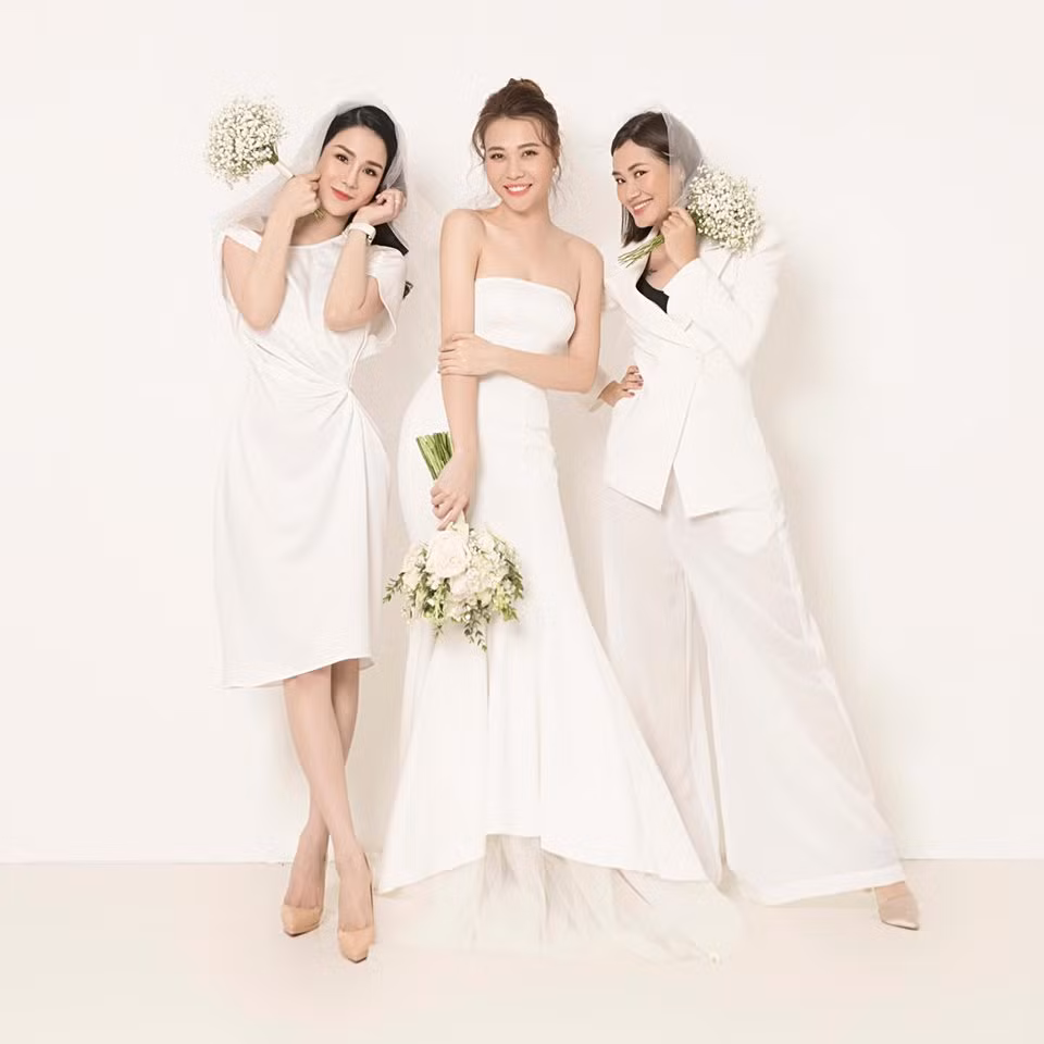 Hôm nay (28/7), Đàm Thu Trang và Cường Đô La chính thức về chung nhà sau thời gian yêu đương ngọt ngào. Đám cưới của cặp đôi sẽ diễn ra hoành tráng tại một trung tâm tổ chức sự kiện lớn ở TP.HCM. Trước giờ G, Diệp Lâm Anh - bạn thân của Đàm Thu Trang bất ngờ tiết lộ bí mật phía sau hậu trường. Bà bầu họ Diệp chia sẻ khoảnh khắc chụp ảnh cùng cô dâu Đàm Thu Trang và stylist Pông Chuẩn, nằm trong series ảnh cưới của bạn thân và Cường Đô La. Trong ảnh, Đàm Thu Trang xinh đẹp với váy trắng cúp ngực, cười rạng rỡ đứng giữa hai cô bạn thân.