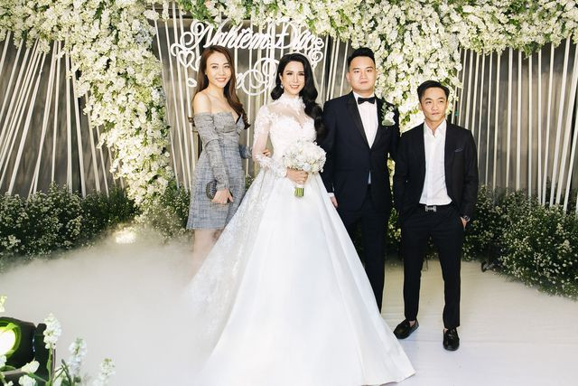 Đàm Thu Trang và Diệp Lâm Anh là những người bạn thân thiết. Trước đó, vào tháng 5/2018, chân dài xứ Lạng và người tình phố núi từng sánh đôi tới dự đám cưới của Diệp Lâm Anh với thiếu gia Đức Phạm. Hình ảnh Trang - Cường dành cho nhau những cử chỉ ngọt ngào trong đám cưới bạn thân từng phủ sóng truyền thông.