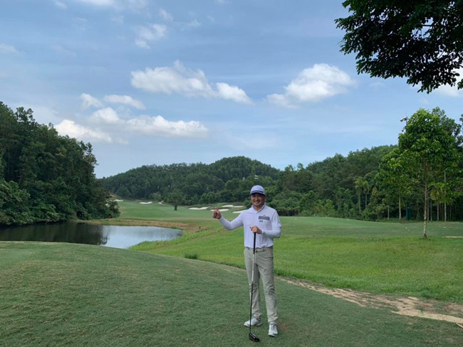 Anh từng kết hôn vào thập niên 1990 rồi ly hôn, sau đó tái hôn lần hai. Anh hiện sống cùng con trai tên Gia Cát, năm nay 17 tuổi.