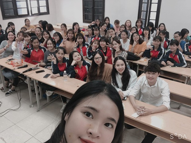 Lop hoc khoe anh duoc tang qua 20/10, dan mang phat hien dieu bi an