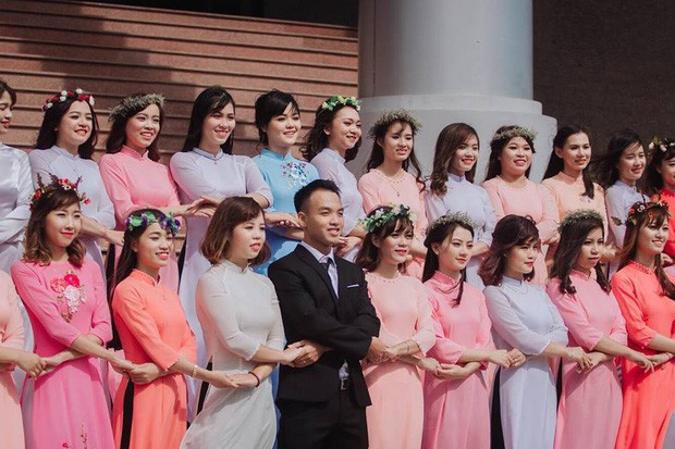 Lop hoc khoe anh duoc tang qua 20/10, dan mang phat hien dieu bi an-Hinh-2