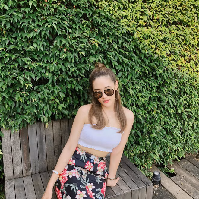 Cherisa Thana sở hữu nhan sắc khá ấn tượng với sống mũi cao, cằm v-line và đôi mắt sâu có hồn. Đường nét khuôn mặt của cô khá Tây và gợi liên tưởng đến các mỹ nhân màn ảnh xứ chùa Vàng.