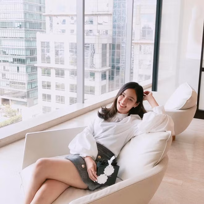 Trong đời sống hàng ngày, Cherisa Thana cũng thường sử dụng các món đồ hiệu đắt tiền, xuất hiện tại các địa điểm xa hoa...