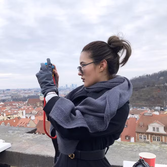 Trong một bức ảnh gần đây, mỹ nhân người Thái tiết lộ cô đã đặt chân tới 12 quốc gia và vẫn đang tiếp tục khám phá thêm nhiều địa danh nổi tiếng khác.