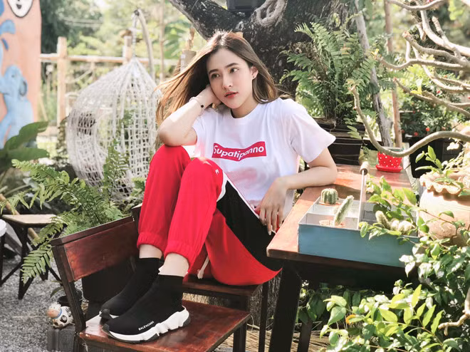 Hiện, phía Quang Hùng vẫn chưa đưa ra thêm bất thì thông tin nào về chuyện tình yêu mới. Đây là lần đầu tiên Quang Hùng thừa nhận hẹn hò sau khi chia tay Chế Nguyễn Quỳnh Châu hai năm trước. Có nguồn tin tiết lộ nam người mẫu và Cherisa Thana đã tìm hiểu nhau một thời gian dài trước khi quyết định công khai tình cảm.