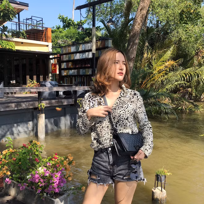 Có ý kiến nhận xét Cherisa khá giống minh tinh phim Lưới tình catwalk Pinky Savika.