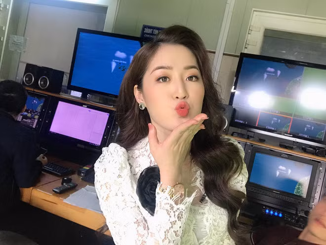 “Công việc của mình giờ giấc không giống như làm hành chính. Cứ có lịch là lên hình không kể sáng, trưa, chiều, tối hay ngày nghỉ. Đặc biệt, càng ngày lễ Tết mình càng bận rộn. Để có chương trình lên hình 5 phút đôi khi mình phải mất hàng tiếng để quay. Có khi mất nguyên buổi hoặc 1- 2 ngày mới xong”, Thanh Tâm nói.