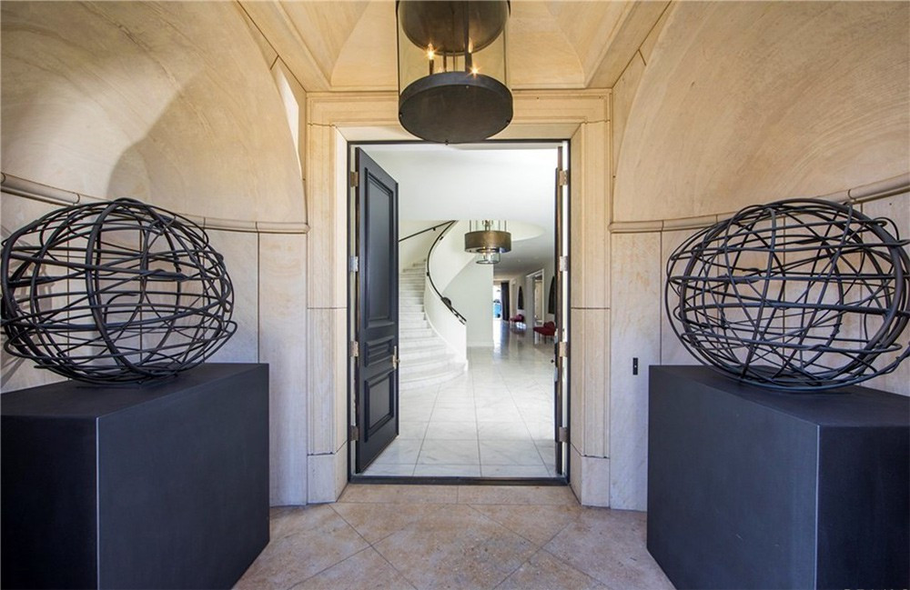 Lối vào tiền sảnh cầu kỳ, được trang trí bởi hững tác phẩm nghệ thuật trừu tượng. Biệt thự có 6 phòng ngủ và 12 phòng tắm.