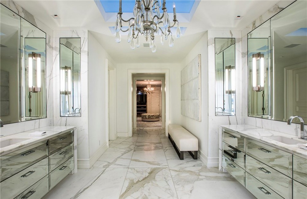 Phòng tắm chính rộng lớn, được trang bị đầy đủ và chia thành nhiều khu vực khác nhau.