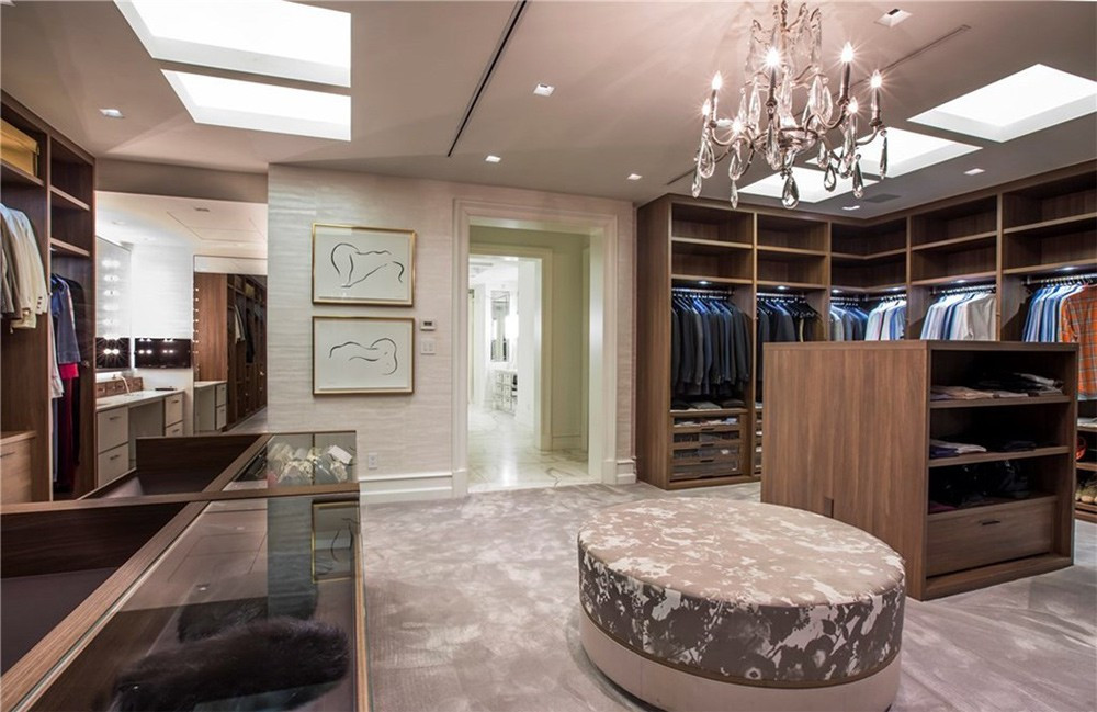 Phòng thay đồ với tủ quần áo khổng lồ cùng khu vực trang điểm được kết nối trực tiếp với phòng tắm chính.