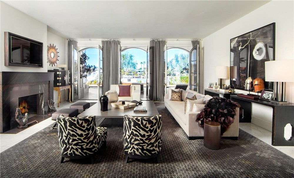 Phòng gia đình mang gam màu tối hơn so với phòng khách, được trang bị những tiện nghi giải trí cần thiết để những thành viên trong nhà có thể quây quần bên nhau.