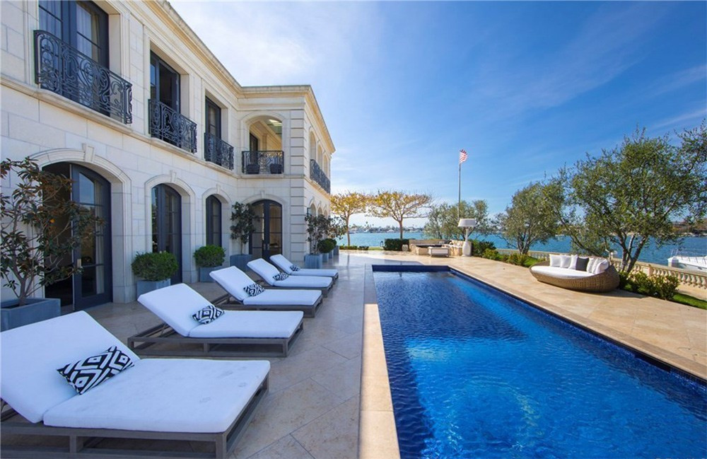 Không gian thư giãn ngoài trời với hồ bơi, bồn tắm nước nóng, cùng khuôn viên sân vườn rộng lớn.