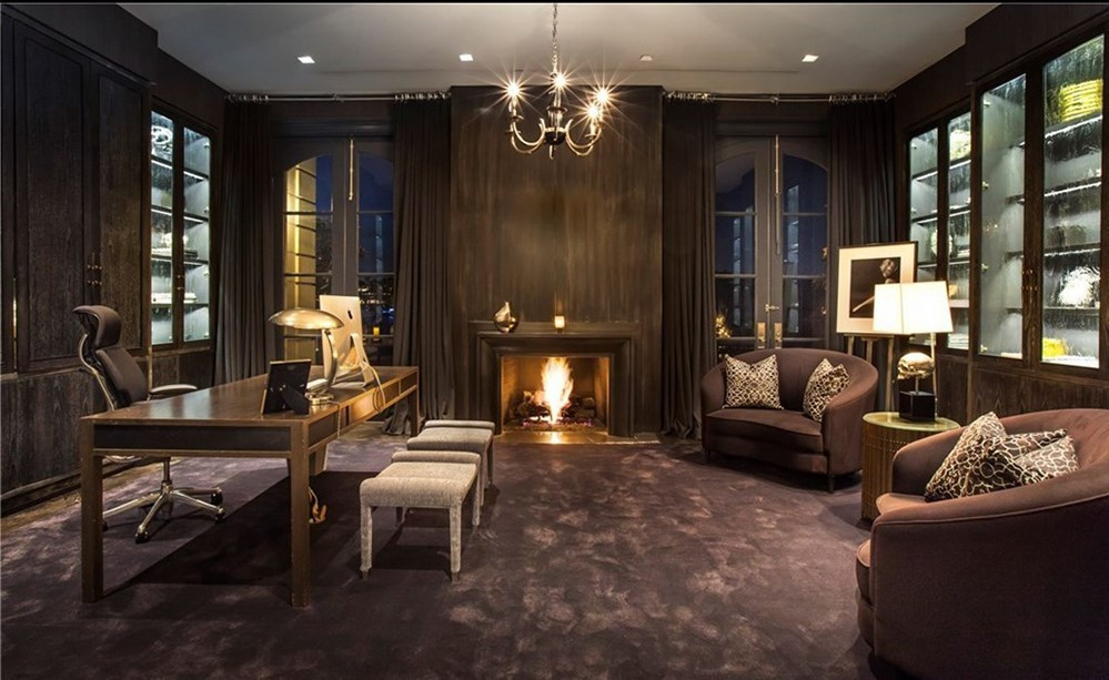 Phòng làm việc thanh lịch, được thiết kế khá kín đáo với tông màu nâu chủ đạo đem lại cảm giác ấm cúng và trang nhã.