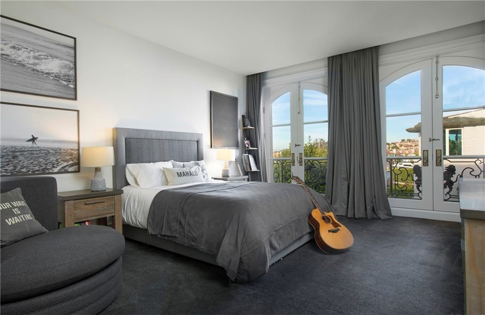 Phòng ngủ chính rộng rãi với tông màu xám tinh tế. Ban công là nơi lý tưởng để gia chủ có những phút giây thư thái riêng tư khi ngắm nhìn bến cảng.