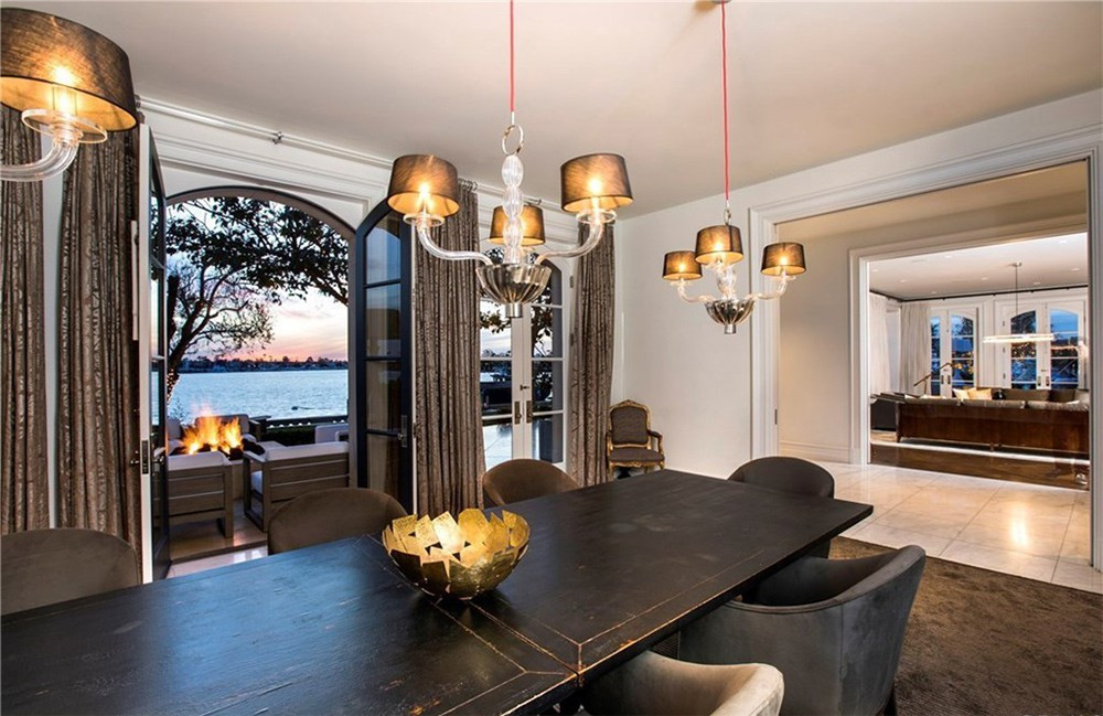 Phòng ăn trang nhã, ấm áp với những nội thất cao cấp. Khu vực này cũng có những cánh cửa dẫn ra hiên nhà để gia chủ có thể vừa ăn uống vừa tận hưởng cảnh sắc thiên nhiên, phố phường phong phú.