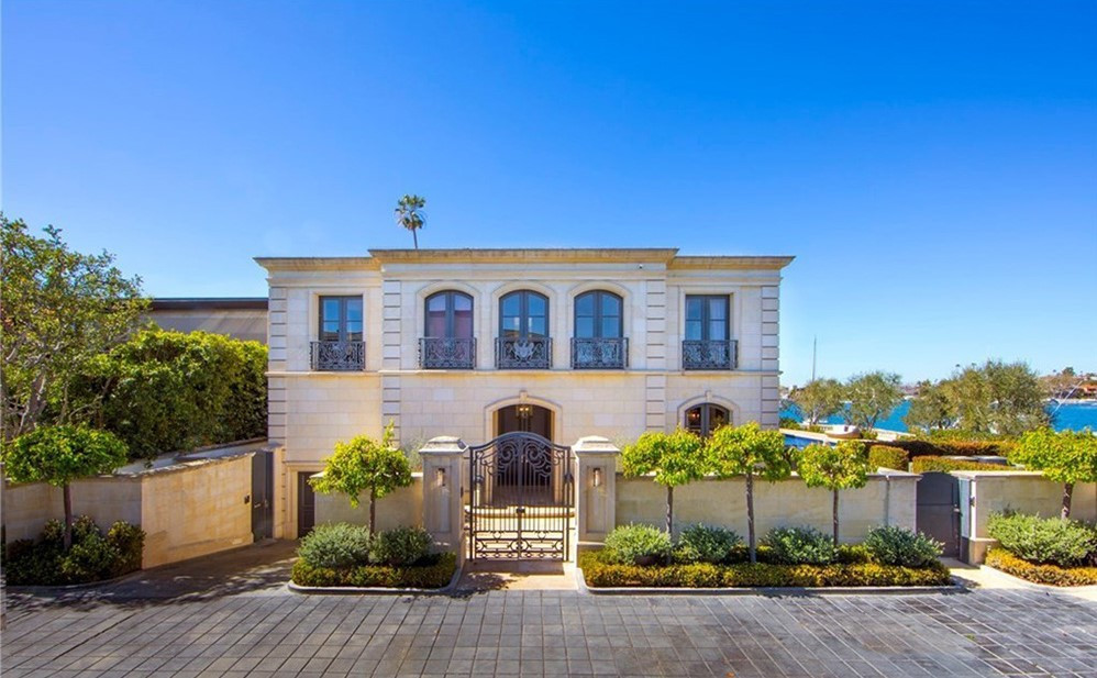 Được xây dựng vào năm 1990, biệt thự 37 triệu đô này mang những đường nét cổ điển nhưng được thiết kế theo phong cách hiện đại.