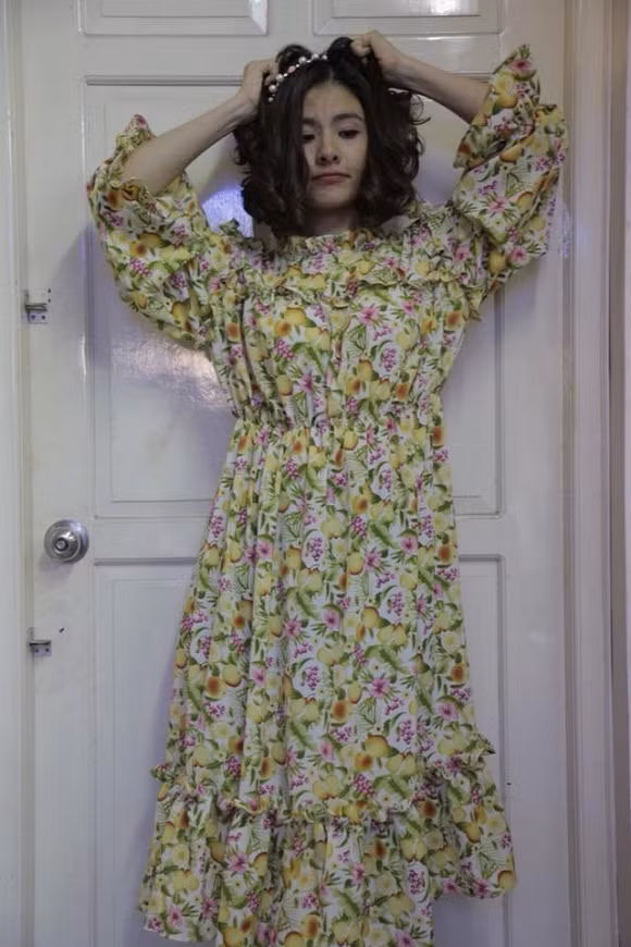 "Nên Vân Trang thanh lý đồ bớt, đồ cấp độ nào cũng có hết ạ. Đồ của Trang, đồ của Nì, đồ đôi mẹ con, thượng vàng hạ cám, đồ mặc vài lần, đồ mặc ít lần, thậm chí đồ chưa mặc mà theo thói quen về là bứt tử cái mặc đi rồi. (Yên tâm là đồ mặc nát rồi là Trang không có up album này đâu nha)".