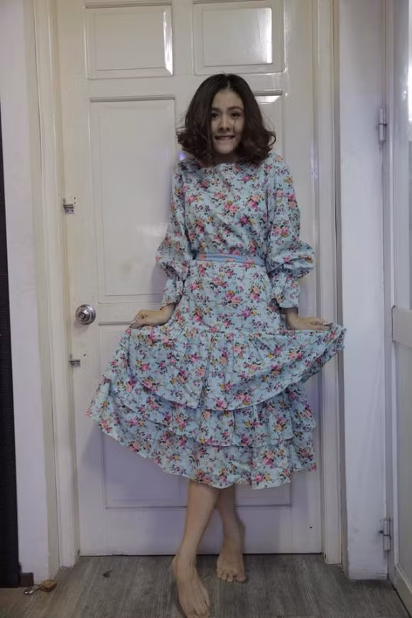 Trước cách hành xử có phần quá vô tư này, Vân Trang chỉ nhắc nhẹ nhưng cũng đủ khiến người xin đồ đỏ mặt: "Đồ cho thì Trang đã có người cho rồi nha vì Trang cũng có nhiều người thân lắm (nên các bạn đừng inbox xin nữa nha. Trang khó xử lắm, kỳ lắm. Còn đồ Trang up lên đây là đồ thanh lý. Trang muốn thanh lý dù là rẻ vì muốn mọi người cũng trân trọng món đồ mình có thôi ạ (dù 50 nghìn mình bỏ ra cũng quý hơn là đồ được cho đúng không)".