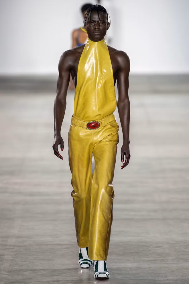 BST Xuân - Hè 2020 của Fashion East đa phần đều là thiết kế unisex dành cho cả nam và nữ. Theo NTK Nigeria, thời trang không phân biệt giới tính, đàn ông có thể mặc đồ phái nữ và ngược lại phụ nữ cũng vậy.