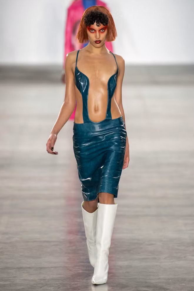 Nhà thiết kế Nigeria - Mowalola Ogunlesi - giới thiệu các trang phục unisex, xen kẽ những bộ cánh cắt xẻ táo bạo. BST mang đến nhiều sắc thái nổi bật như hồng, cam neon, vàng hay tông xanh cổ vịt.