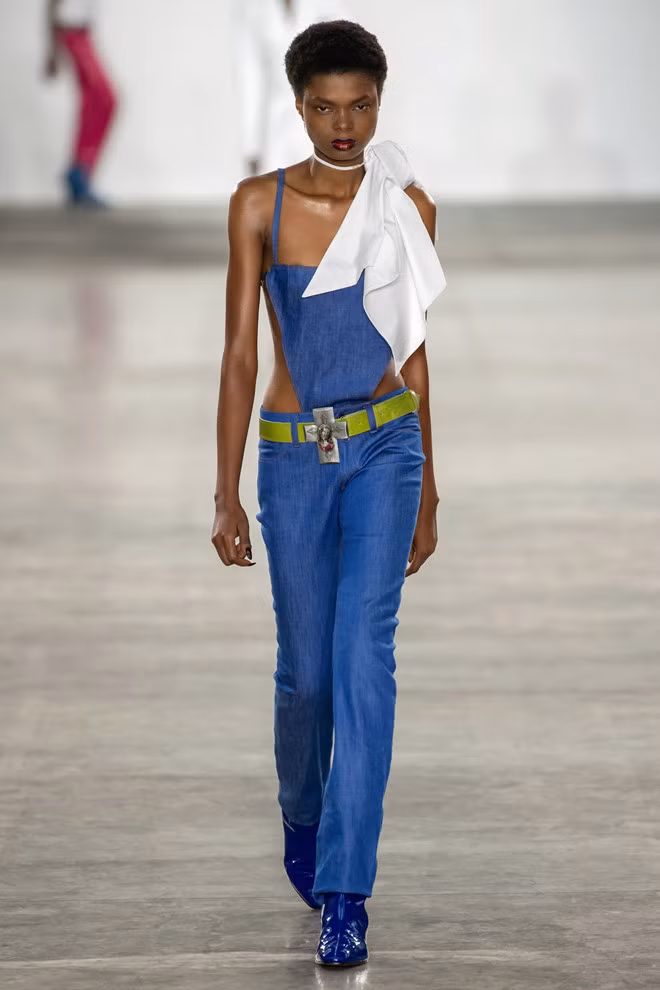 Mowalola Ogunlesi lăng xê những bộ trang phục đồng màu, tạo nên xu hướng monochrome cho các tín đồ thời trang năm 2020.