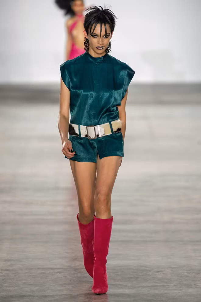 Các tạp chí quốc tế dành lời khen ngợi cho nhà thiết kế với những trang phục dựng phom dáng tái cấu trúc, kỹ lưỡng trên từng đường cắt may.