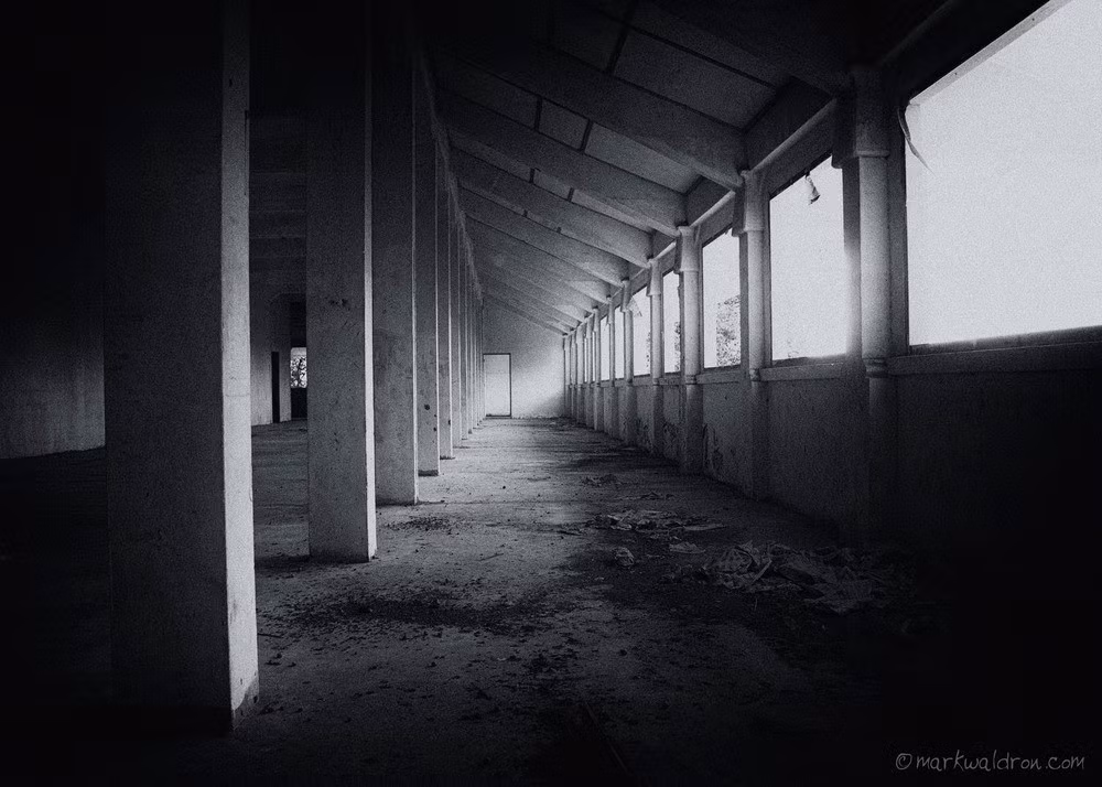 Khi chiến tranh kết thúc, nơi này trở thành bệnh viện. Tuy nhiên, Old Changi nổi tiếng không phải vì là nơi chăm sóc bệnh nhân tốt mà vì những lời đồn đoán quanh những hồn ma lẩn khuất trong bệnh viện. Nhiều người cho biết họ nhìn thấy hồn ma của lính Nhật cũng như hồn ma không đầu. Ảnh: MarkWaldron.