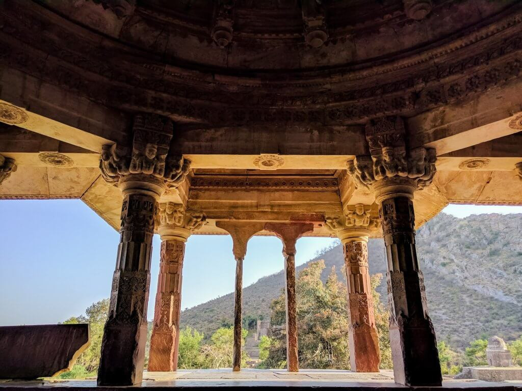 Theo truyền thuyết, Bhangarh chịu lời nguyền của phù thủy Baba Balanath. Khi nhà vua xây dựng nơi này, Balanath yêu cầu bóng của tòa thành không che phủ nơi trú ngụ của ông. Nếu vi phạm, ông sẽ phá hủy tòa thành. Tuy nhiên, một vị hoàng tử đã vi phạm và Balanath yểm lời nguyền lên toàn thành phố.