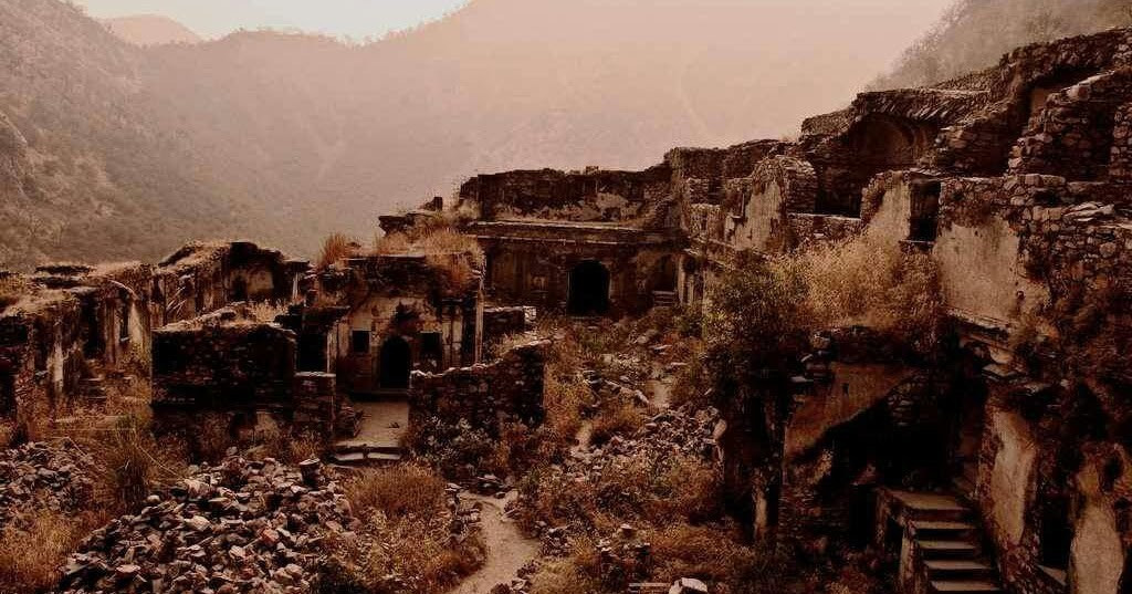 Bị bỏ hoang vào năm 1783 khi người dân địa phương chuyển đến các vùng đất khác, pháo đài Bhangarh được mệnh danh là địa điểm ma ám kinh dị nhất Ấn Độ. Những biển báo cấm tiếp xúc với khu vực này khi trời tối càng khiến nơi đây trở nên huyền bí. Danh tiếng của Bhangarh bắt nguồn từ 2 câu chuyện cũ. Ảnh: Shutterstock.