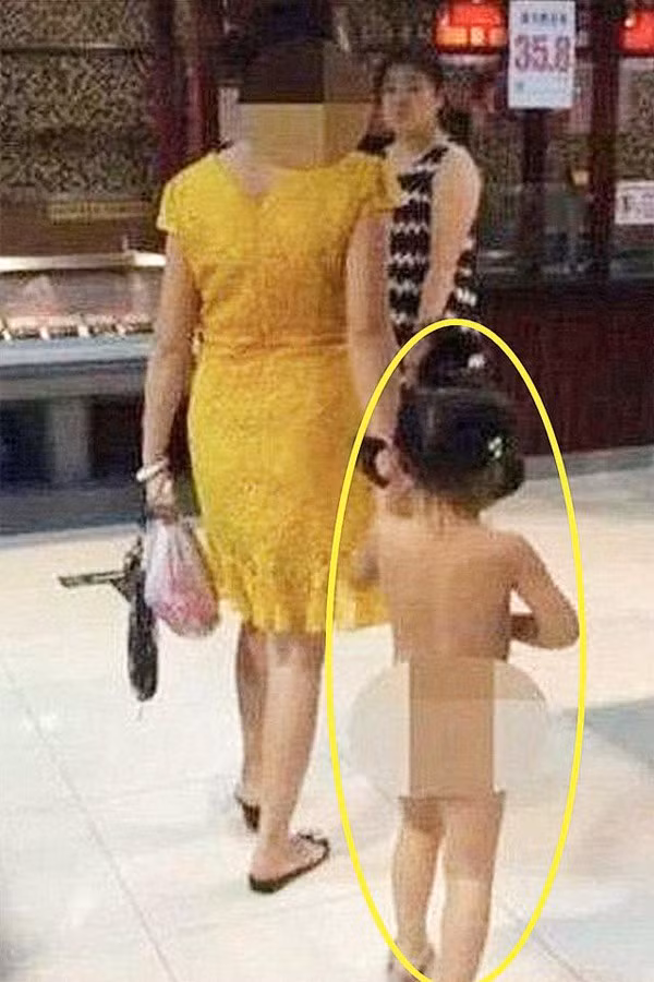 Buc xuc hinh anh nguoi me dan con gai khong mac gi di sieu thi