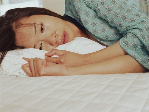 “Chet lang” phat hien chong “tom tem” voi nguoi yeu cu den mang bau