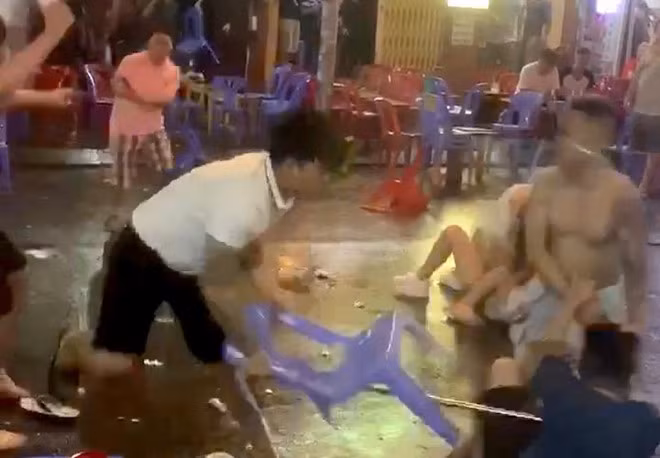 Hon chien kinh hoang o pho di bo Bui Vien gay xon xao cong dong mang