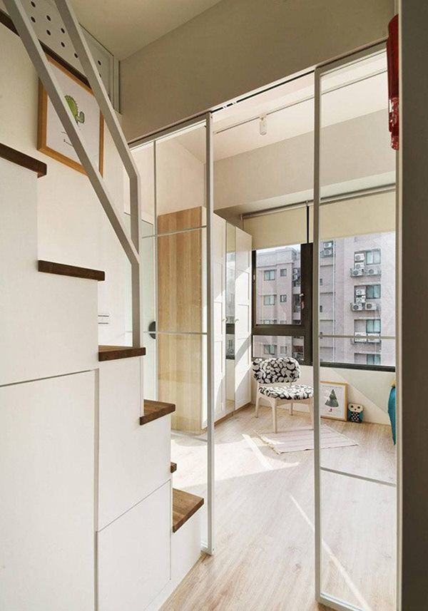 Cầu thang được tích hợp với tủ đề đồ. Phía bên cạnh cầu thang là khu vực thay quần áo.