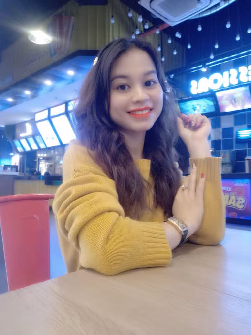 Nu ke toan xinh dep mat mot chan gay sot vi nu cuoi toa nang-Hinh-2