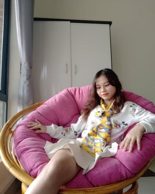 Nu ke toan xinh dep mat mot chan gay sot vi nu cuoi toa nang-Hinh-4